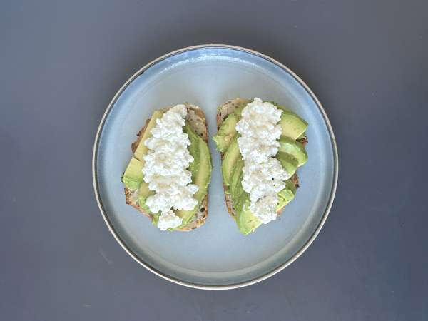 Toast avocat et cottage cheese au miel épicé - Préparation etape 3