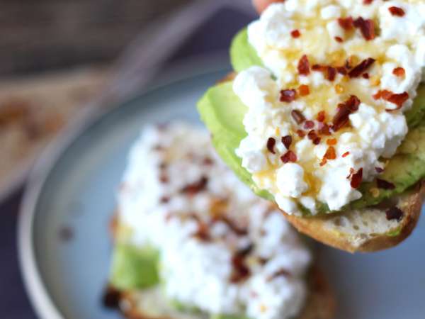 Toast avocat et cottage cheese au miel épicé - Préparation etape 4