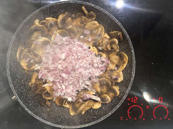 Quiche sans pâte aux champignons, bacon et cottage cheese - Préparation etape 3