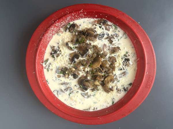 Quiche sans pâte aux champignons, bacon et cottage cheese - Préparation etape 7