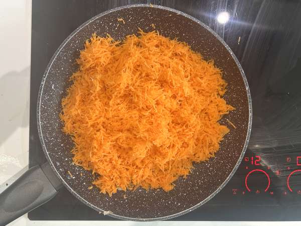 Quiche sans pâte au thon, carottes et cottage cheese : facile et protéinée - Préparation etape 1
