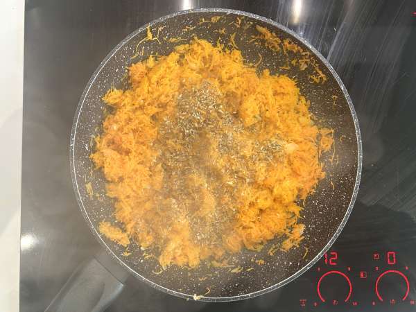 Quiche sans pâte au thon, carottes et cottage cheese : facile et protéinée - Préparation etape 2
