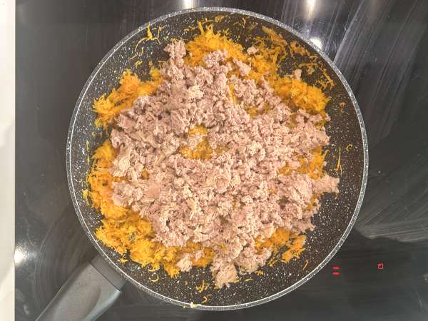 Quiche sans pâte au thon, carottes et cottage cheese : facile et protéinée - Préparation etape 3