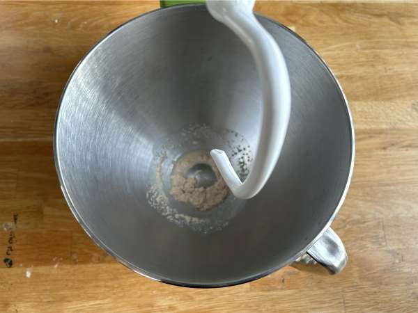 Zwiebelkuchen : la tarte allemande aux oignons fondants et lardons - Préparation etape 1