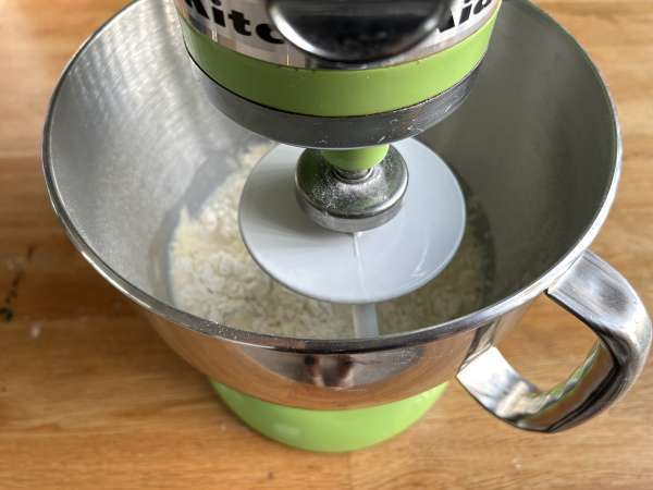 Zwiebelkuchen : la tarte allemande aux oignons fondants et lardons - Préparation etape 2