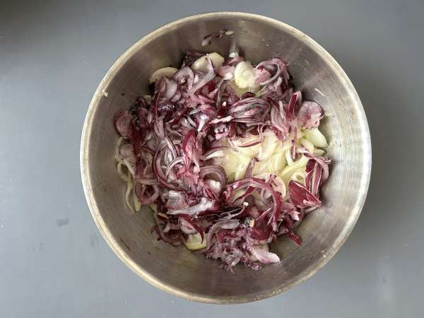 Zwiebelkuchen : la tarte allemande aux oignons fondants et lardons - Préparation etape 4