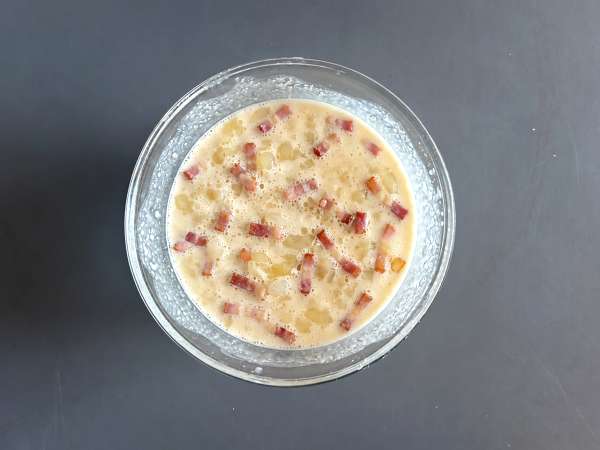 Zwiebelkuchen : la tarte allemande aux oignons fondants et lardons - Préparation etape 7