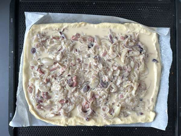 Zwiebelkuchen : la tarte allemande aux oignons fondants et lardons - Préparation etape 9