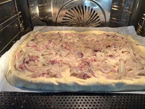 Zwiebelkuchen : la tarte allemande aux oignons fondants et lardons - Préparation etape 10