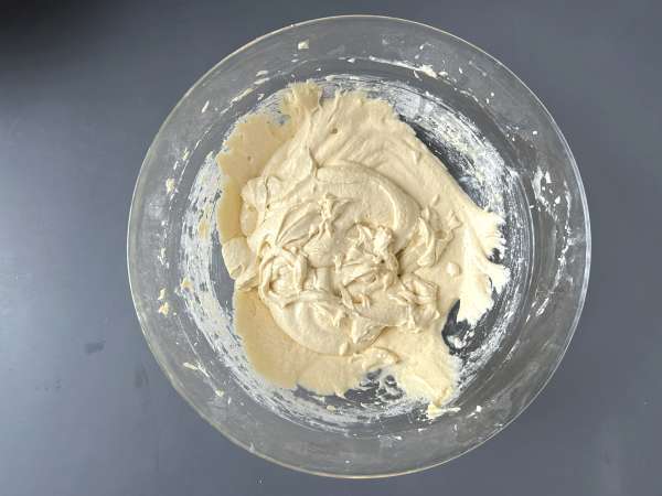 Gâteau aux pommes ultra moelleux et streusel croustillant - Préparation etape 3