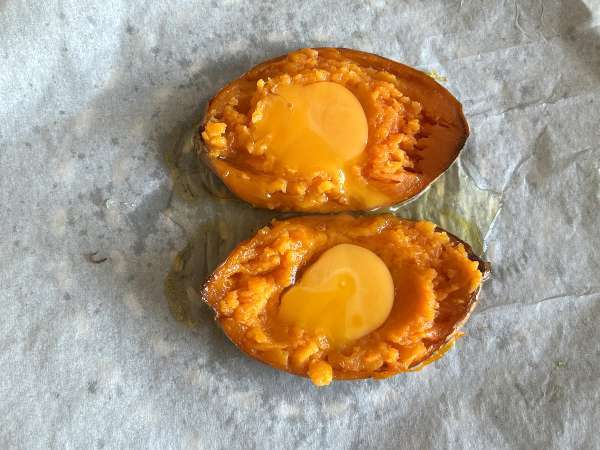 Patate douce rôtie aux œufs, feta, miel et noix - Préparation etape 3