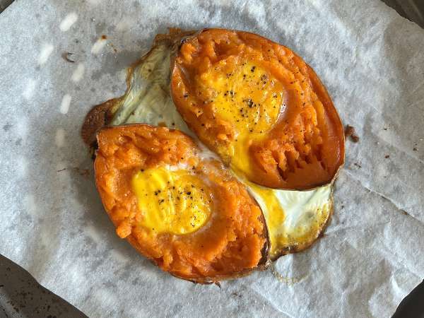 Patate douce rôtie aux œufs, feta, miel et noix - Préparation etape 4