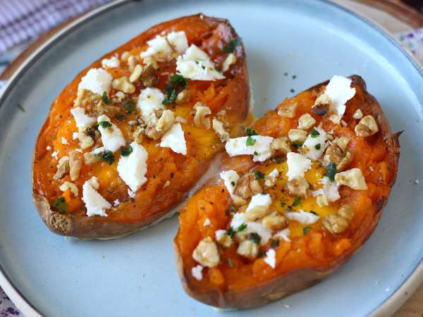 Patate douce rôtie aux œufs, feta, miel et noix - Préparation etape 5