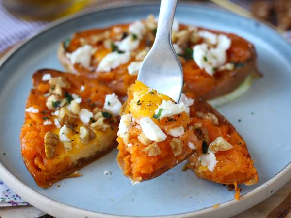 Patate douce rôtie aux œufs, feta, miel et noix - Préparation etape 6