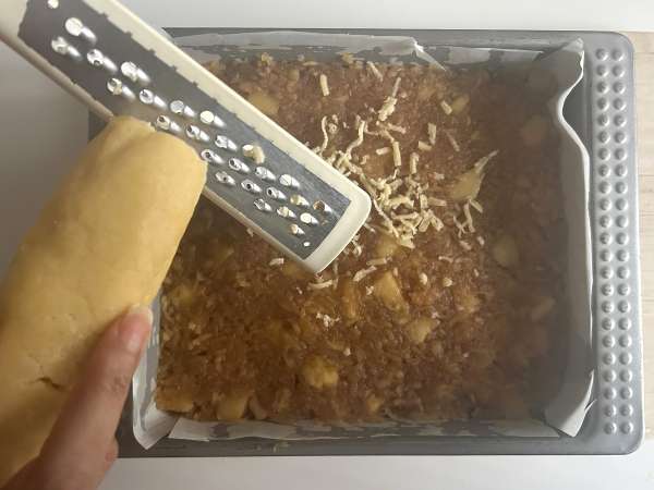 Szarlotka : la tarte aux pommes polonaise fondante et croustillante - Préparation etape 11