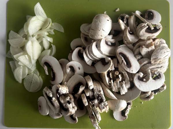 Soupe hongroise aux champignons : la recette facile et crémeuse - Préparation etape 1
