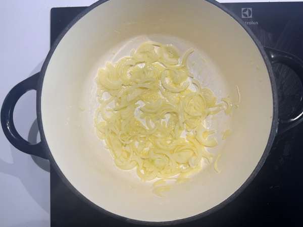 Soupe hongroise aux champignons : la recette facile et crémeuse - Préparation etape 2