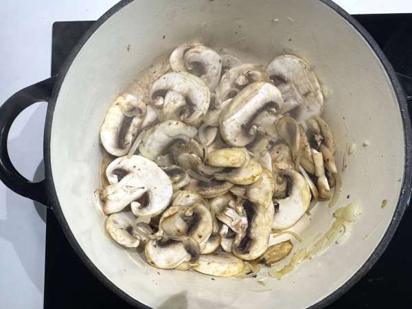 Soupe hongroise aux champignons : la recette facile et crémeuse - Préparation etape 3