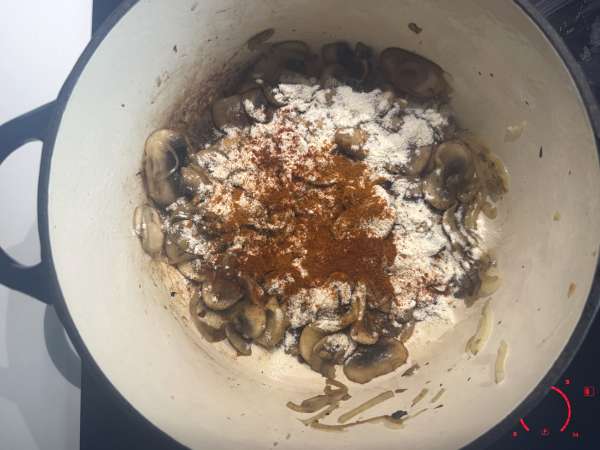 Soupe hongroise aux champignons : la recette facile et crémeuse - Préparation etape 4