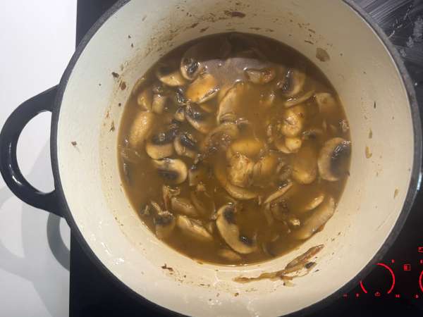 Soupe hongroise aux champignons : la recette facile et crémeuse - Préparation etape 5