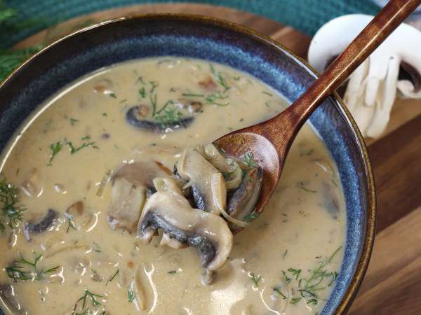 Soupe hongroise aux champignons : la recette facile et crémeuse - Préparation etape 8