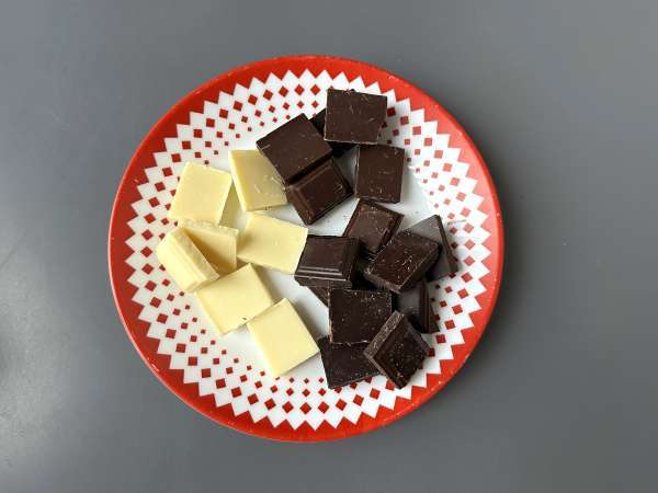 Mendiants au chocolat et aux fruits secs : la recette facile sans moule - Préparation etape 1