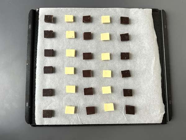 Mendiants au chocolat et aux fruits secs : la recette facile sans moule - Préparation etape 2