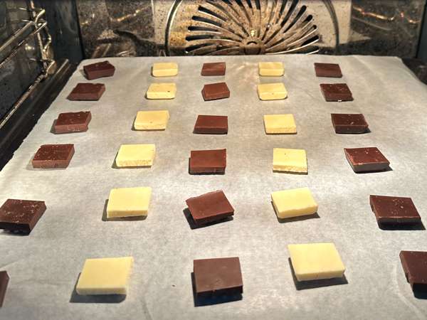 Mendiants au chocolat et aux fruits secs : la recette facile sans moule - Préparation etape 3