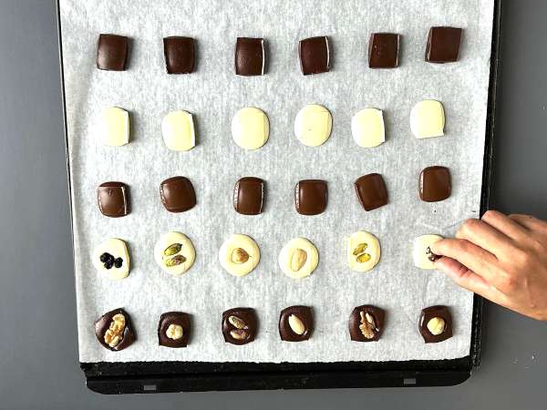 Mendiants au chocolat et aux fruits secs : la recette facile sans moule - Préparation etape 4