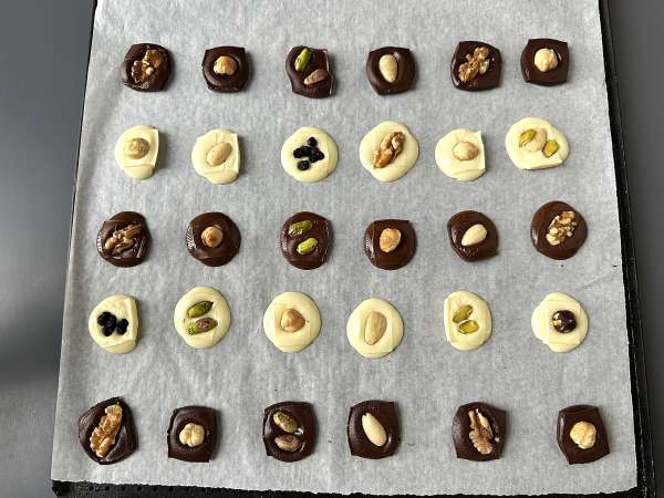 Mendiants au chocolat et aux fruits secs : la recette facile sans moule - Préparation etape 5
