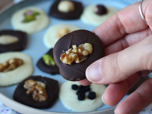 Mendiants au chocolat et aux fruits secs : la recette facile sans moule - Préparation etape 6
