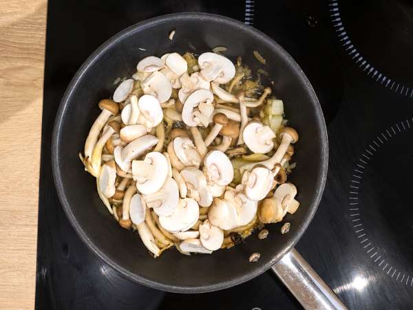 Pâtes aux shimeji et champignons bruns, sauce crémeuse - Préparation etape 4