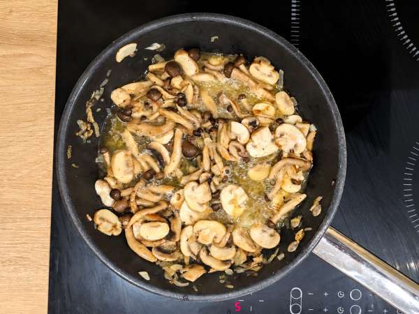Pâtes aux shimeji et champignons bruns, sauce crémeuse - Préparation etape 5