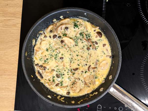Pâtes aux shimeji et champignons bruns, sauce crémeuse - Préparation etape 6