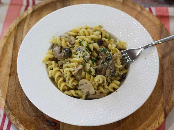 Pâtes aux shimeji et champignons bruns, sauce crémeuse - Préparation etape 8