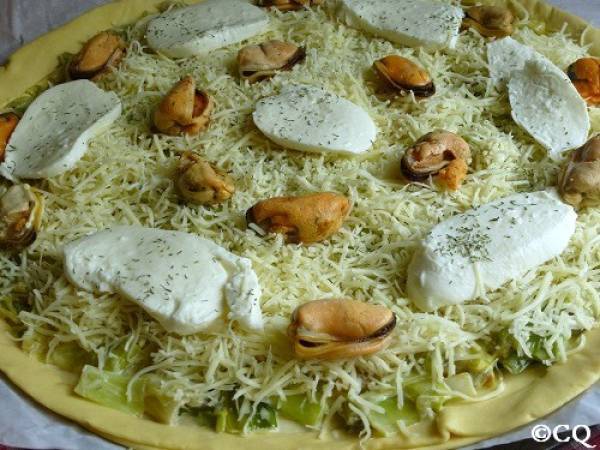 Pizza blanche aux poireaux, moules et 3 fromages - Préparation etape 6