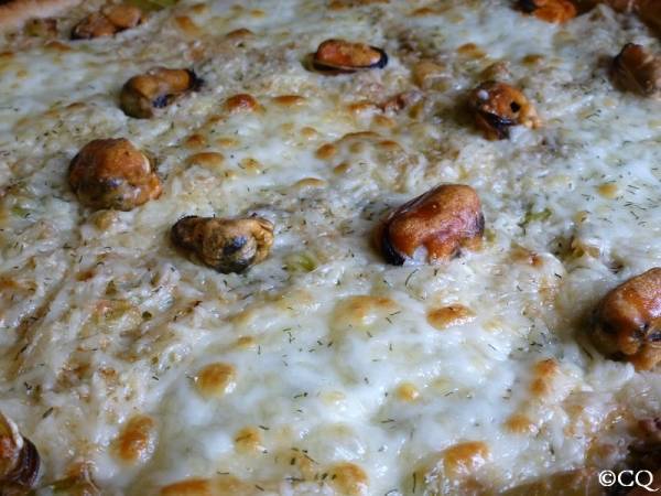 Pizza blanche aux poireaux, moules et 3 fromages - Préparation etape 7