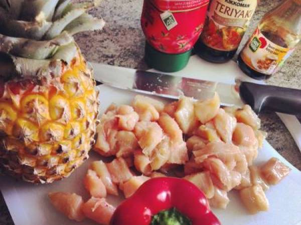 Brochette exotique: poulet, ananas et poivron - Préparation etape 1