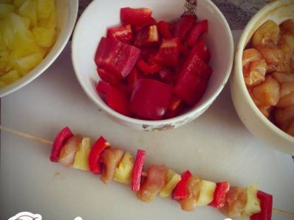 Brochette exotique: poulet, ananas et poivron - Préparation etape 2