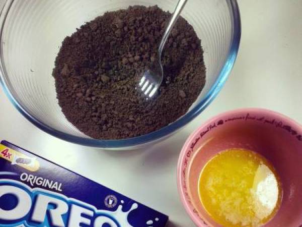 Bûche façon cheesecake (sans cuisson) aux Oreo, éclats de Daim et coeur Cookie dough - Préparation etape 1