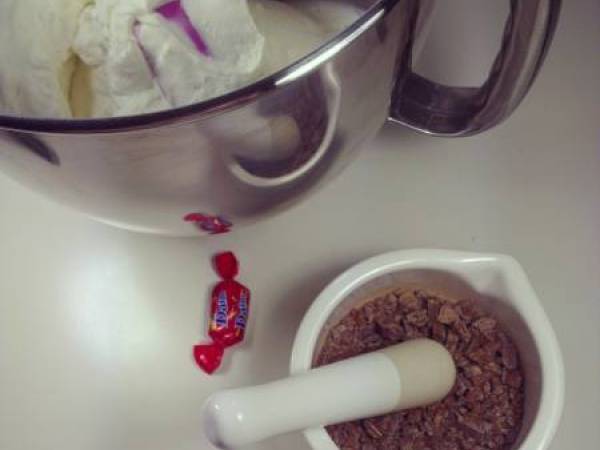 Bûche façon cheesecake (sans cuisson) aux Oreo, éclats de Daim et coeur Cookie dough - Préparation etape 3