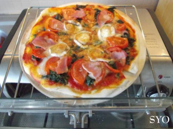 Pizza aux orties, tomate, bacon et chèvre, cuite sur pierre - Préparation etape 4
