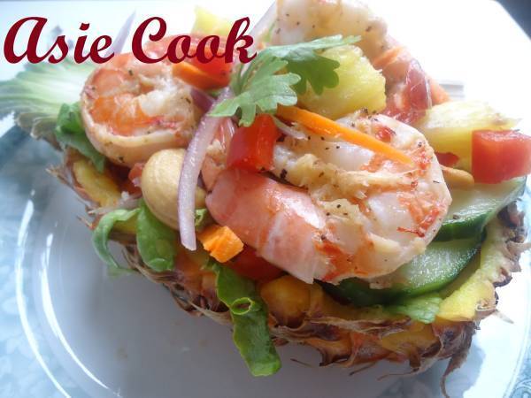 Salade de gambas et d'ananas dans son écorce - Préparation etape 7