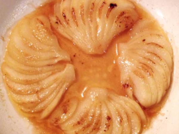 Poires cuites, glace vanille et sauce chocolat - Préparation etape 3