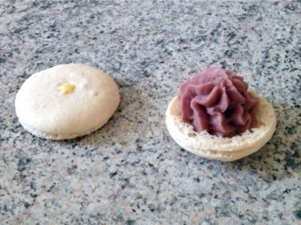 Macarons Chocolat blanc et Cerise - Préparation etape 6