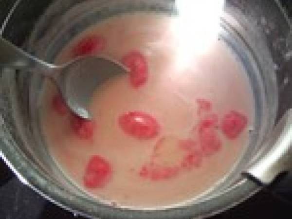 Crème anglaise aux fraises Tagada - Préparation etape 6