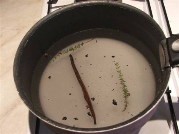 Poires pochées au thym - Préparation etape 1