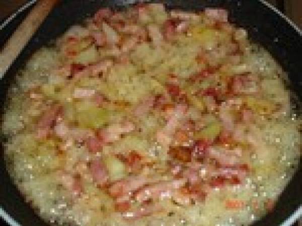 Salade d'endive frisée aux deux pommes et lardons - Préparation etape 1