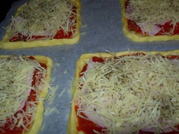 Feuilletés au Jambon et au Gruyère râpé façon Pizza - Préparation etape 1