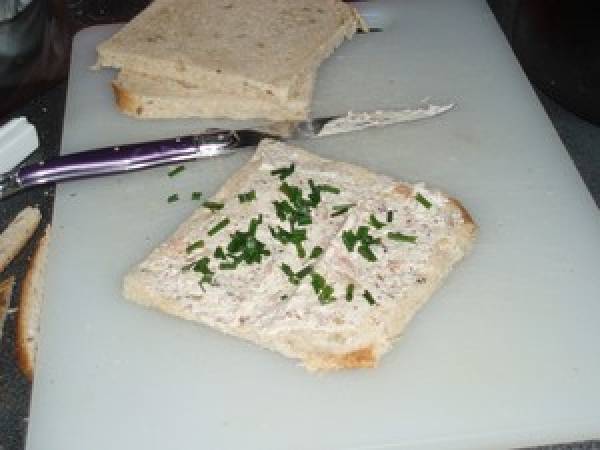 Roulés faciles chèvre/pistaches et sardine/piment - Préparation etape 1